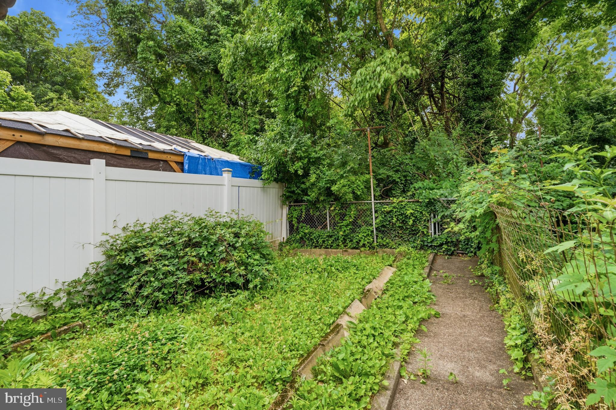 822 E WOODLAWN STREET
