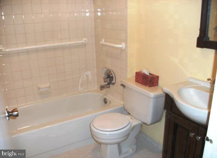 912 SPRUCE STREET 00 5