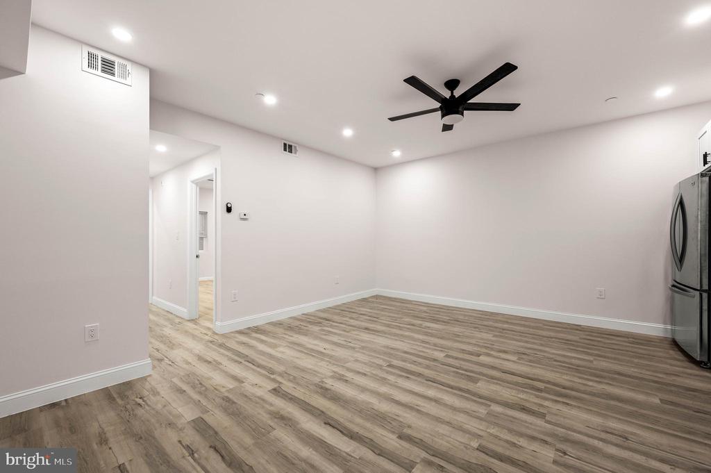 437 W GIRARD AVENUE Unit: 4