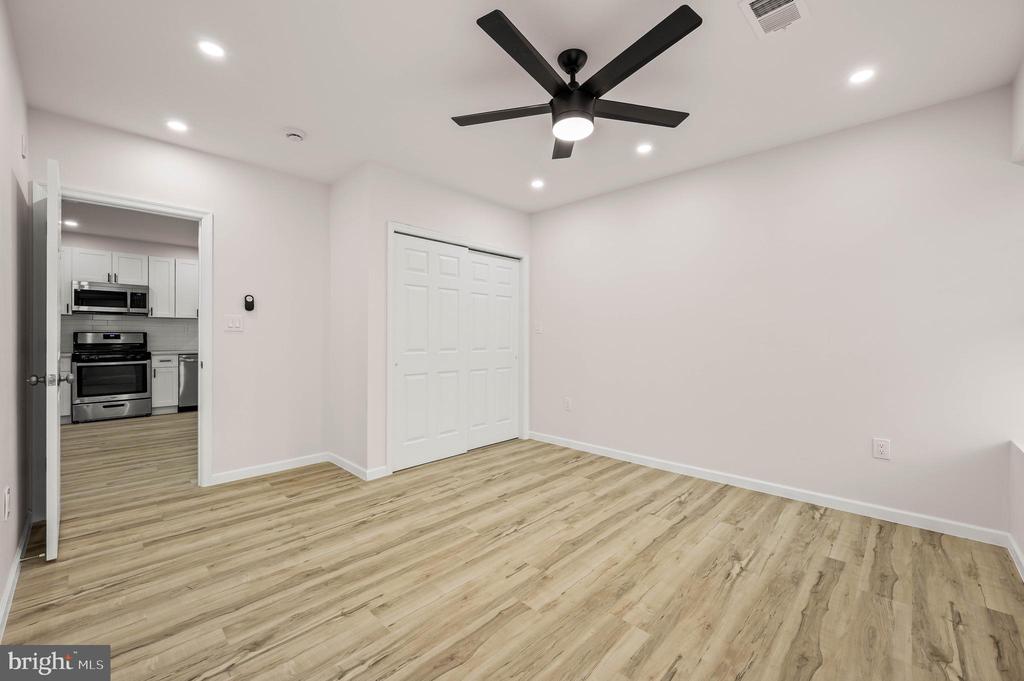 437 W GIRARD AVENUE Unit: 4