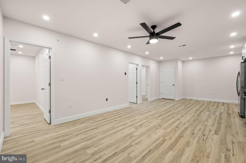 437 W GIRARD AVENUE Unit: 4