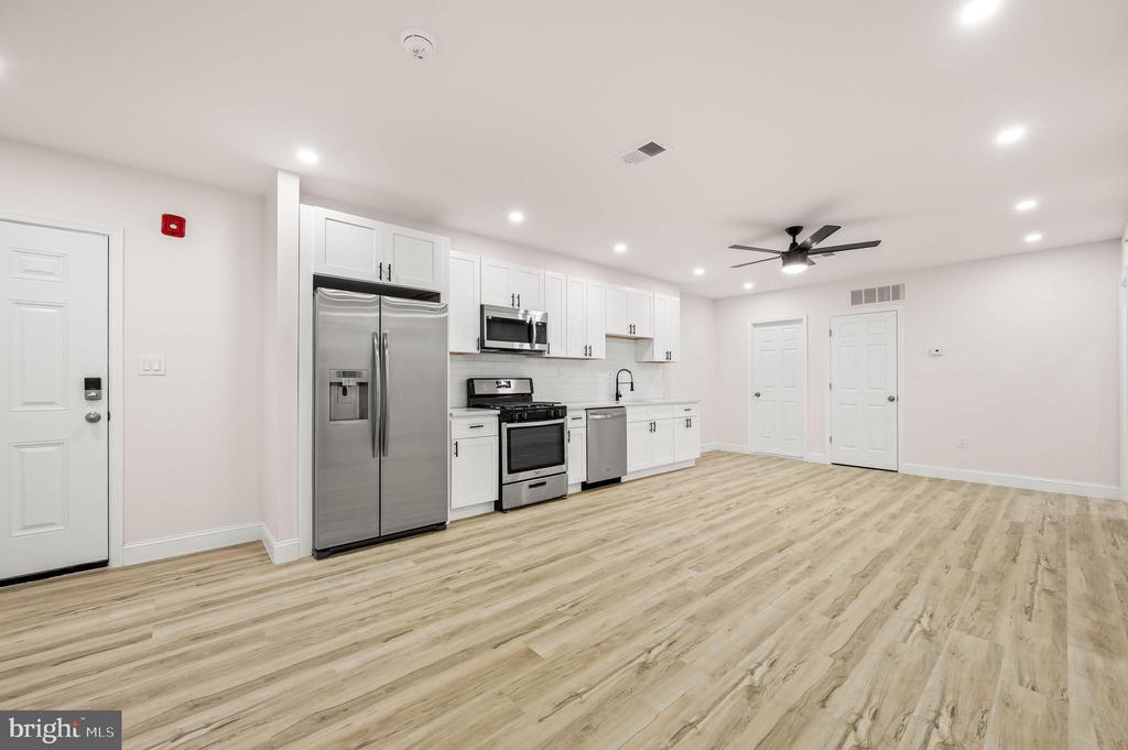 437 W GIRARD AVENUE Unit: 4
