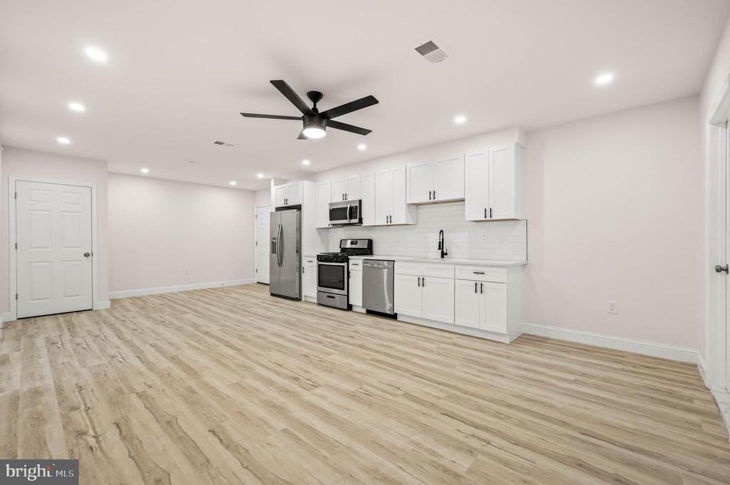 437 W GIRARD AVENUE Unit: 4