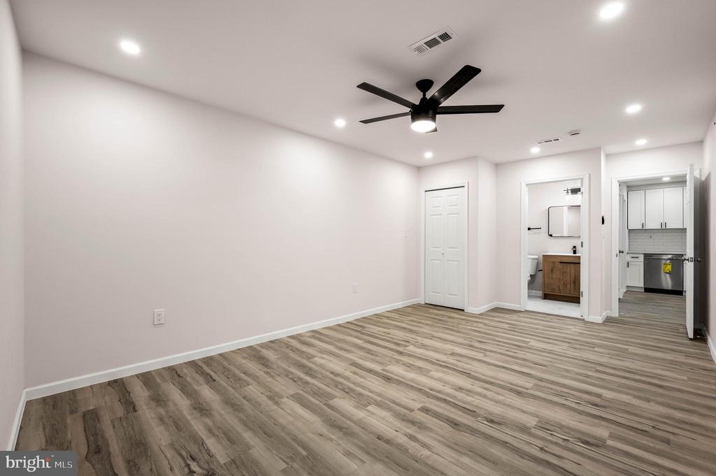437 W GIRARD AVENUE Unit: 4