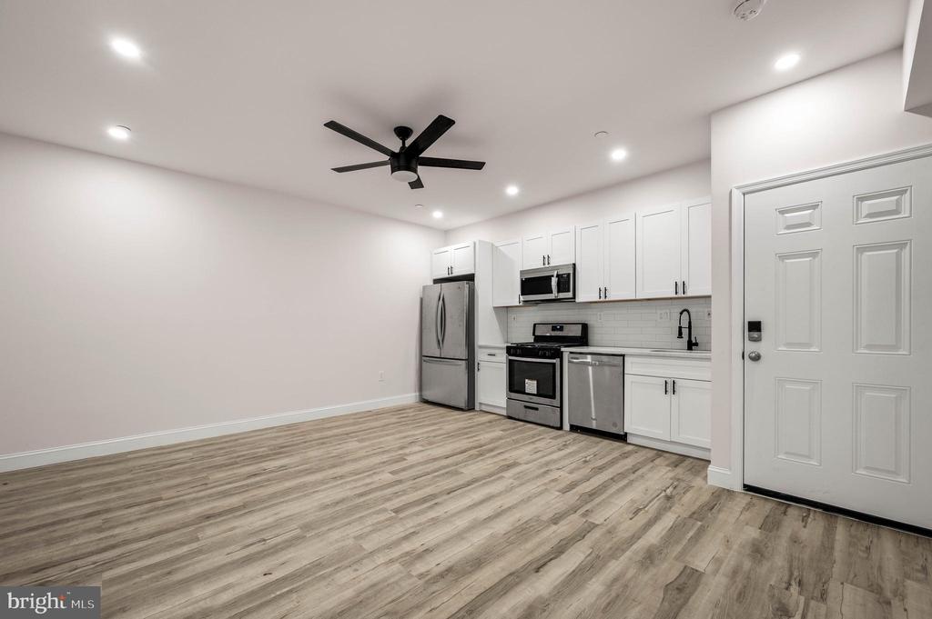 437 W GIRARD AVENUE Unit: 4