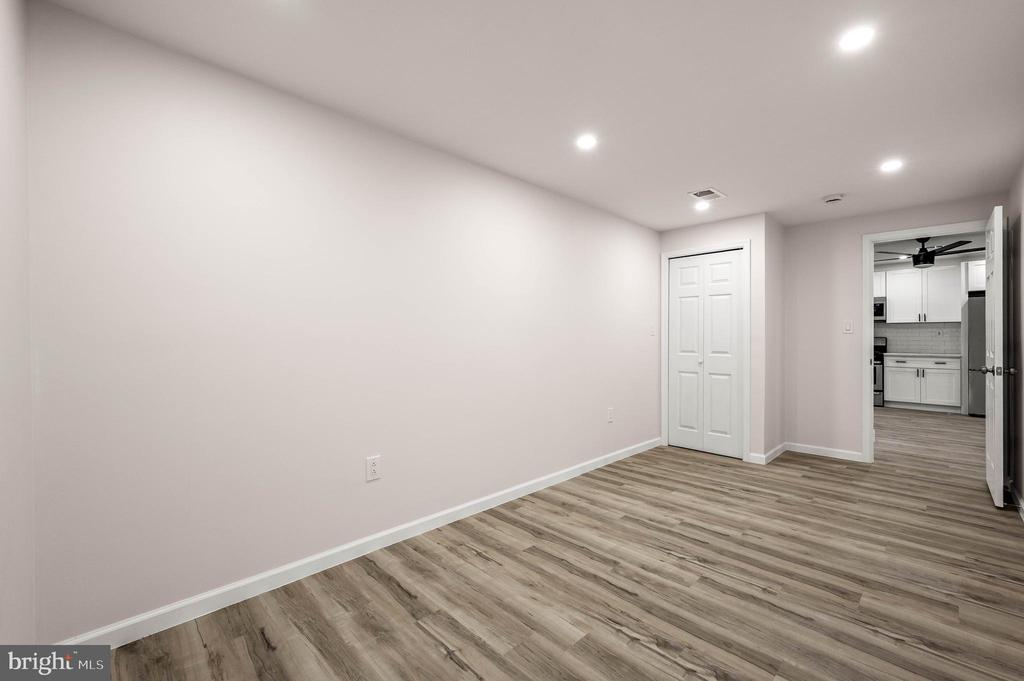 437-39 W GIRARD AVE #4