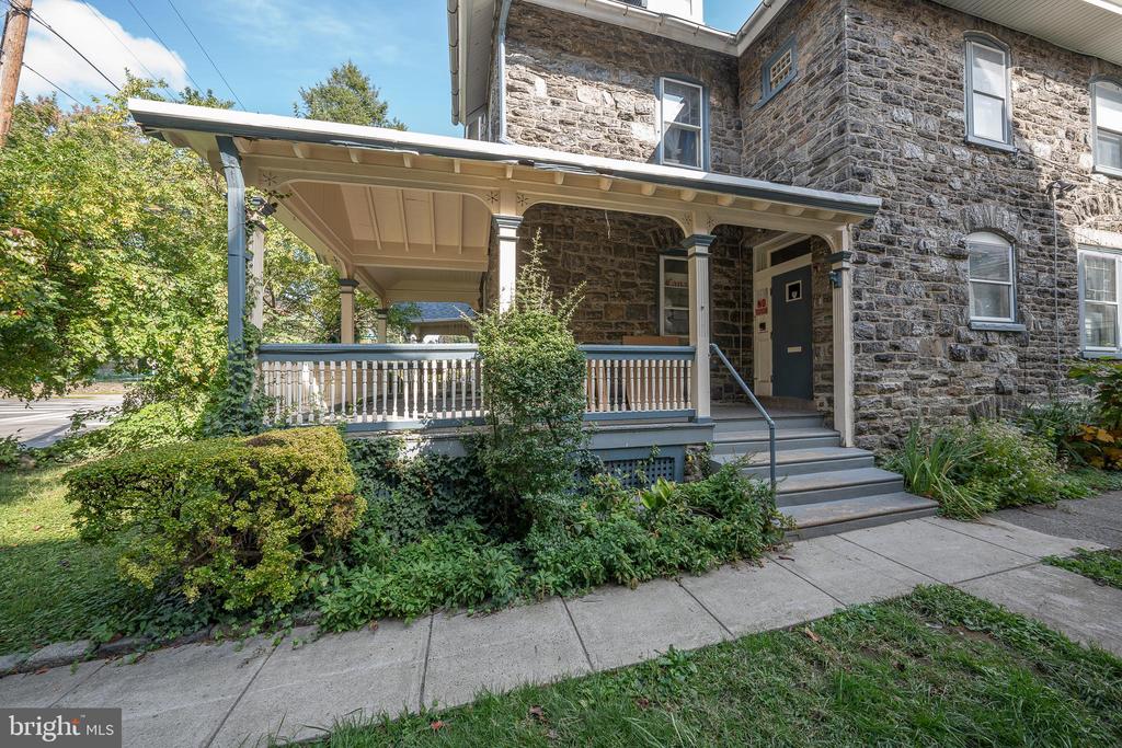 302 W SCHOOL HOUSE LANE