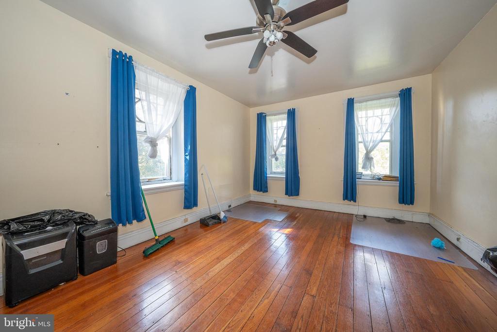 302 W SCHOOL HOUSE LANE