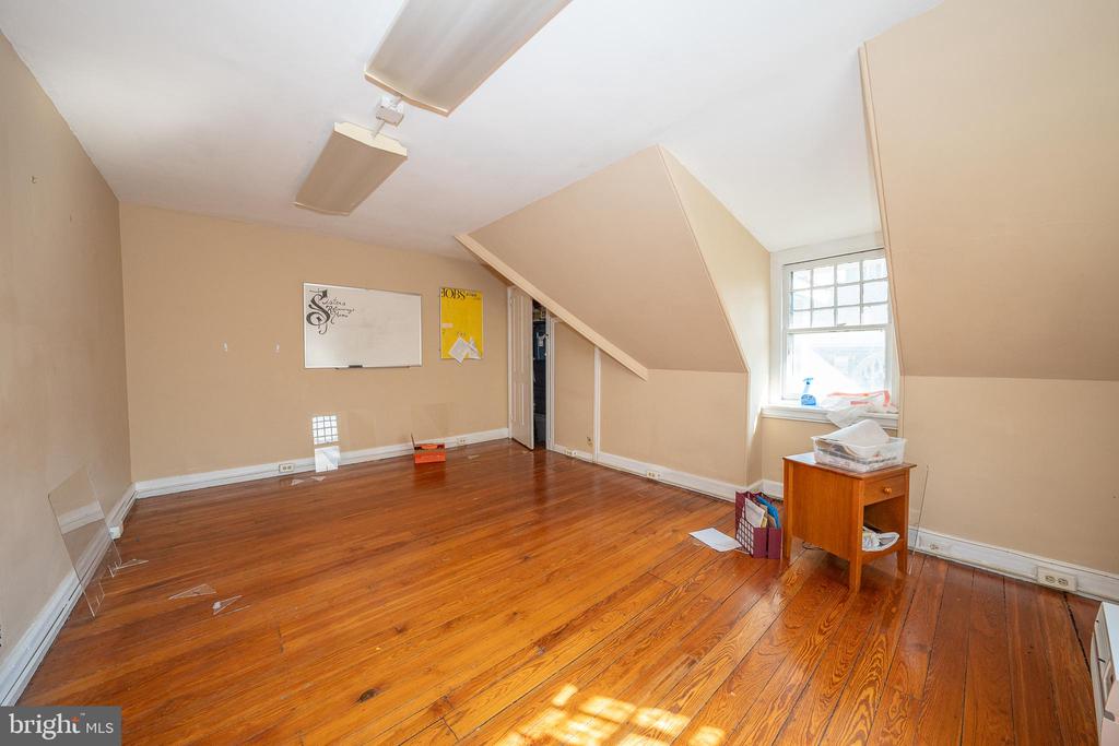 302 W SCHOOL HOUSE LANE