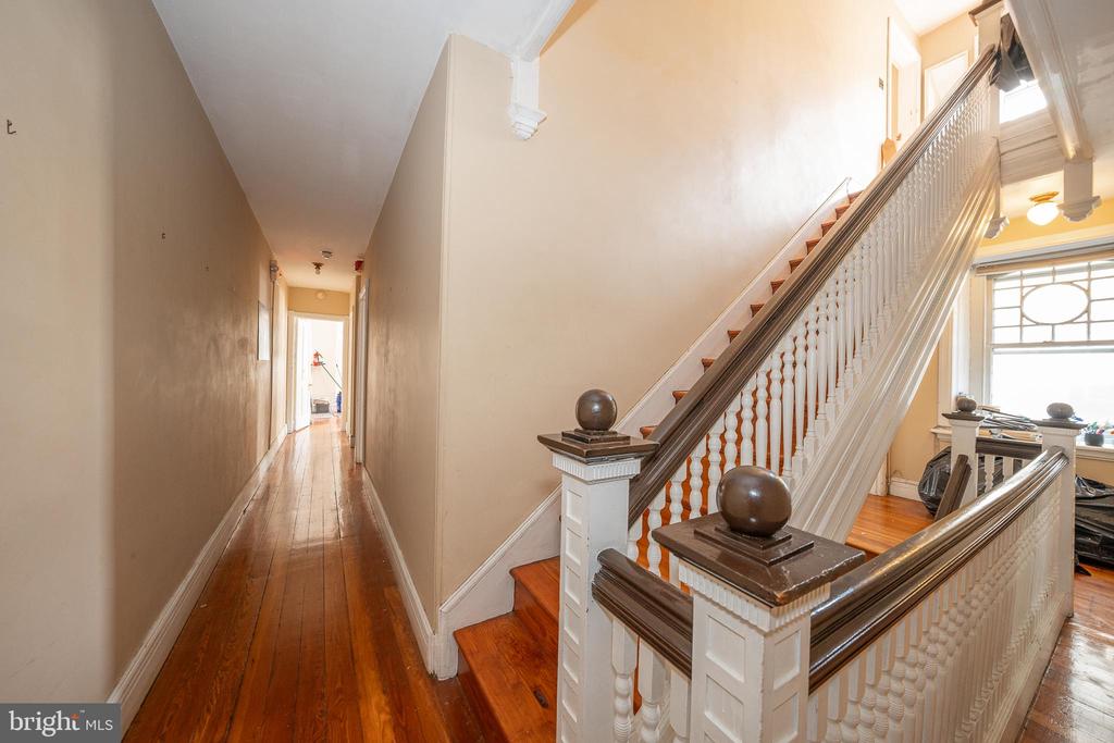 302 W SCHOOL HOUSE LANE