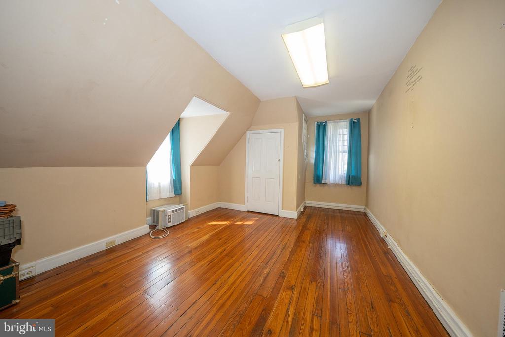 302 W SCHOOL HOUSE LANE
