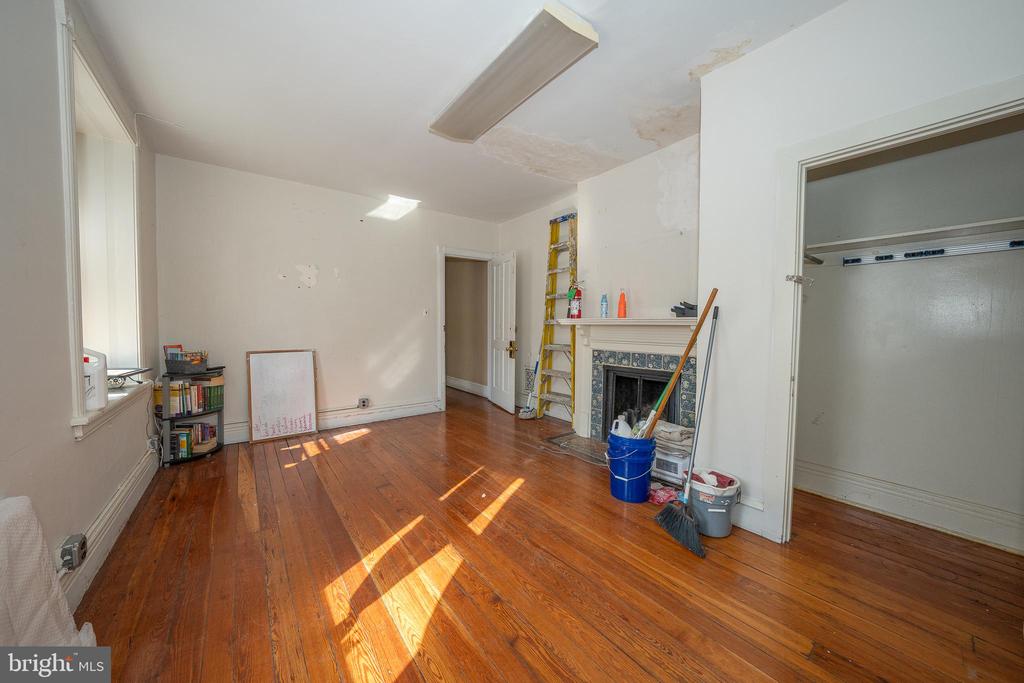 302 W SCHOOL HOUSE LANE