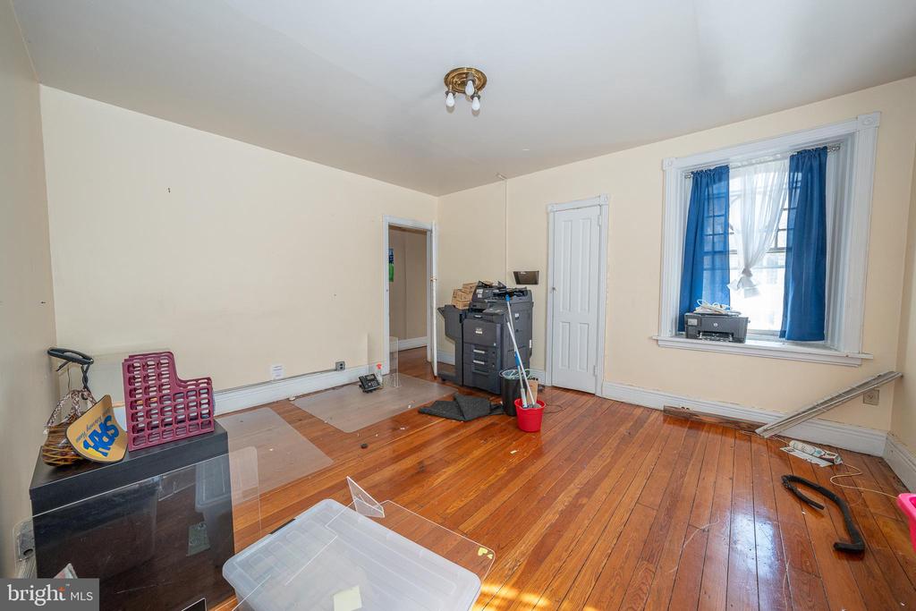 302 W SCHOOL HOUSE LANE