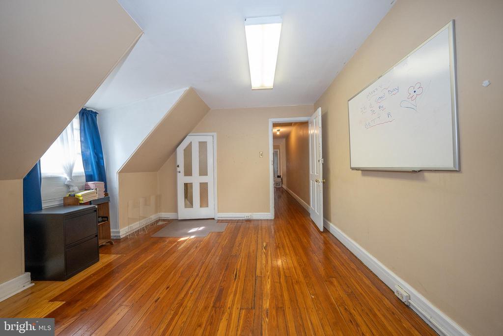 302 W SCHOOL HOUSE LANE
