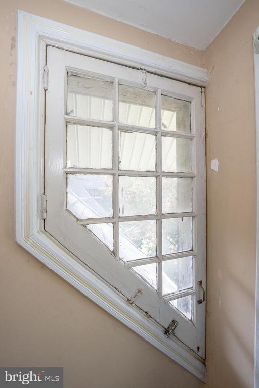 302 W SCHOOL HOUSE LANE
