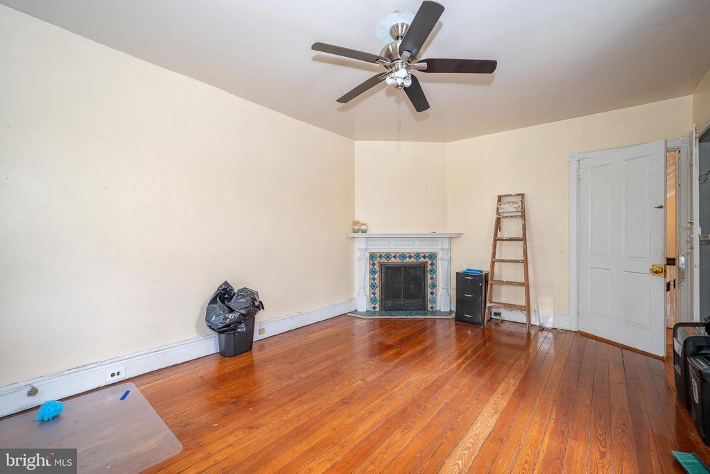 302 W SCHOOL HOUSE LANE