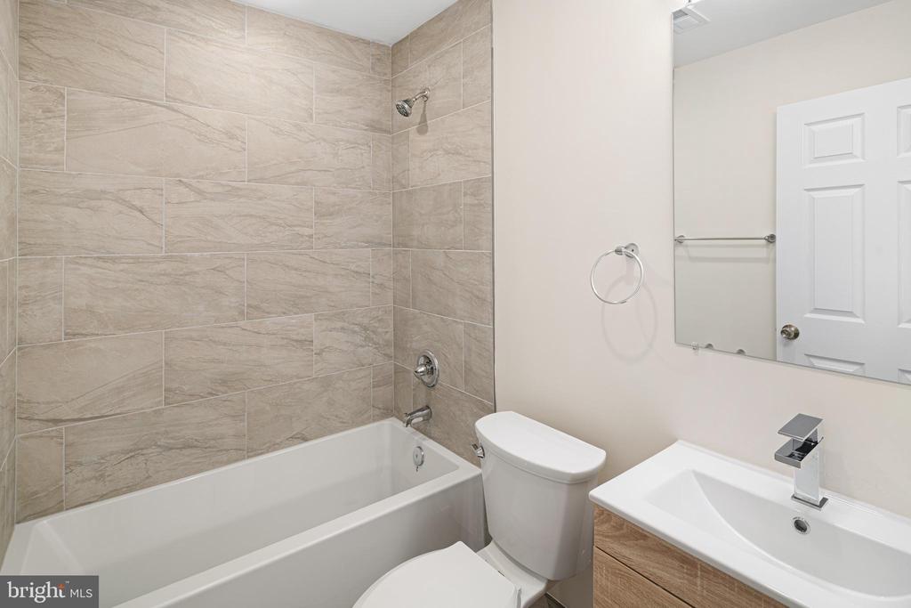 5217 WARREN STREET Unit: 4