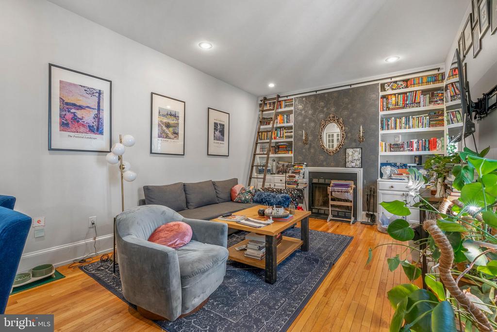 2302 SPRUCE STREET Unit: 3