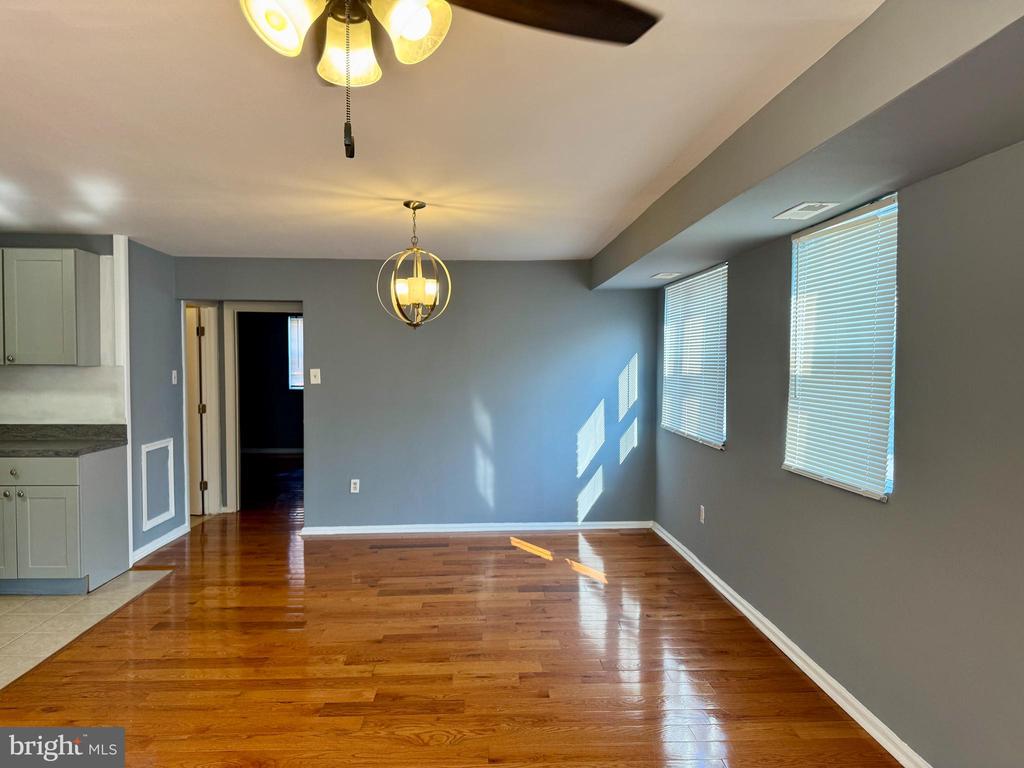 1323 E UPSAL STREET Unit: UNIT 1
