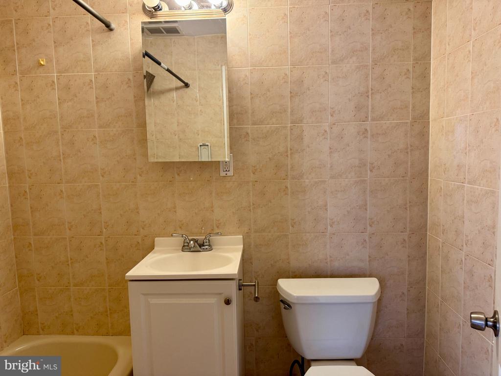 1323 E UPSAL STREET Unit: UNIT 1