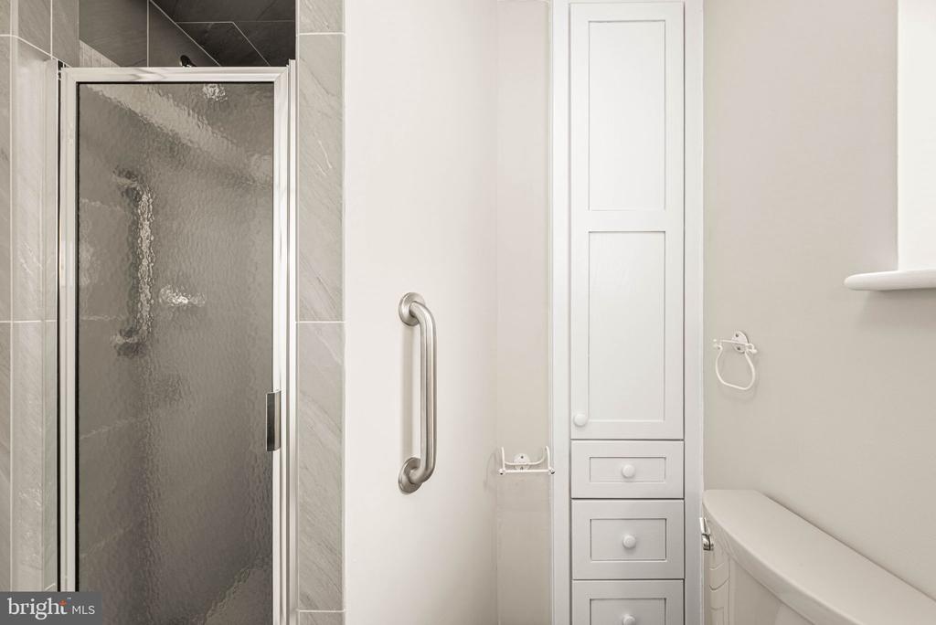241 S 23RD STREET Unit: 2ND FLR