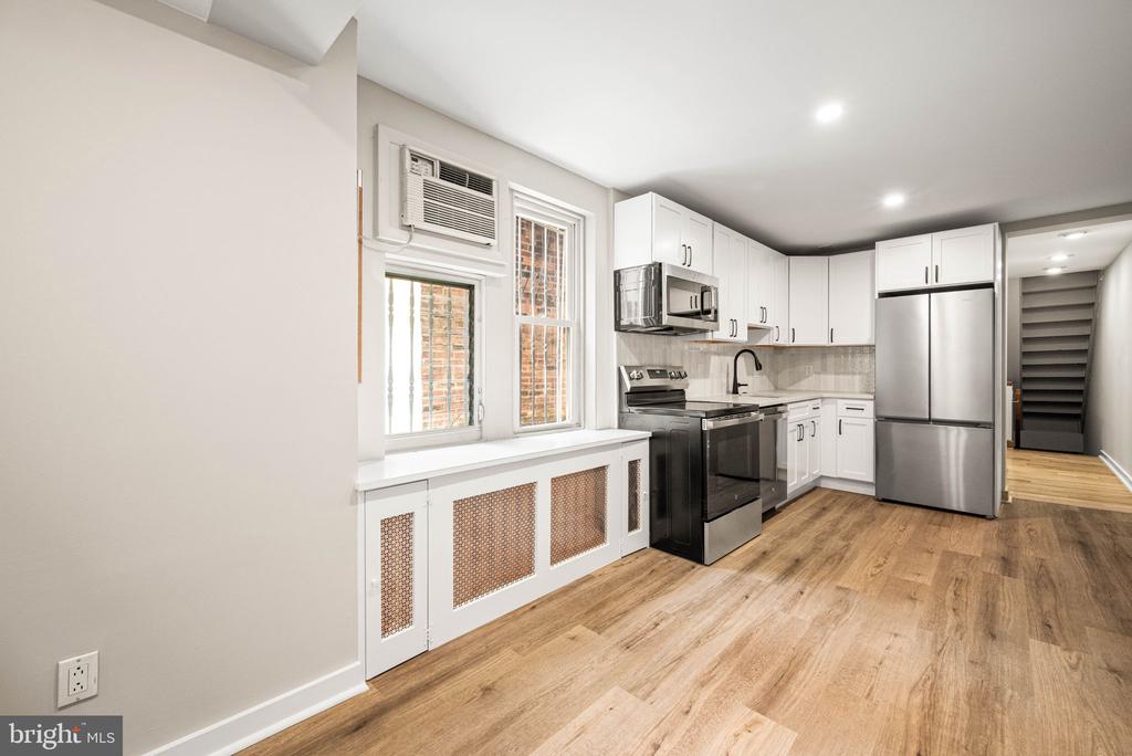 241 S 23RD STREET Unit: 2ND FLR
