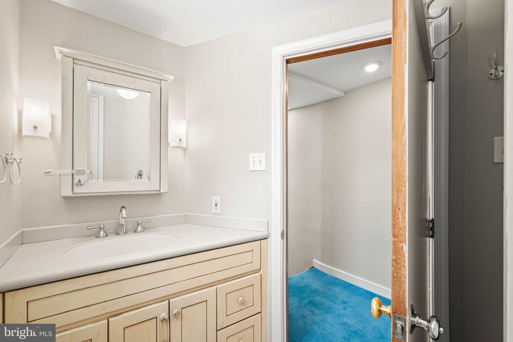 241 S 23RD STREET Unit: 2ND FLR