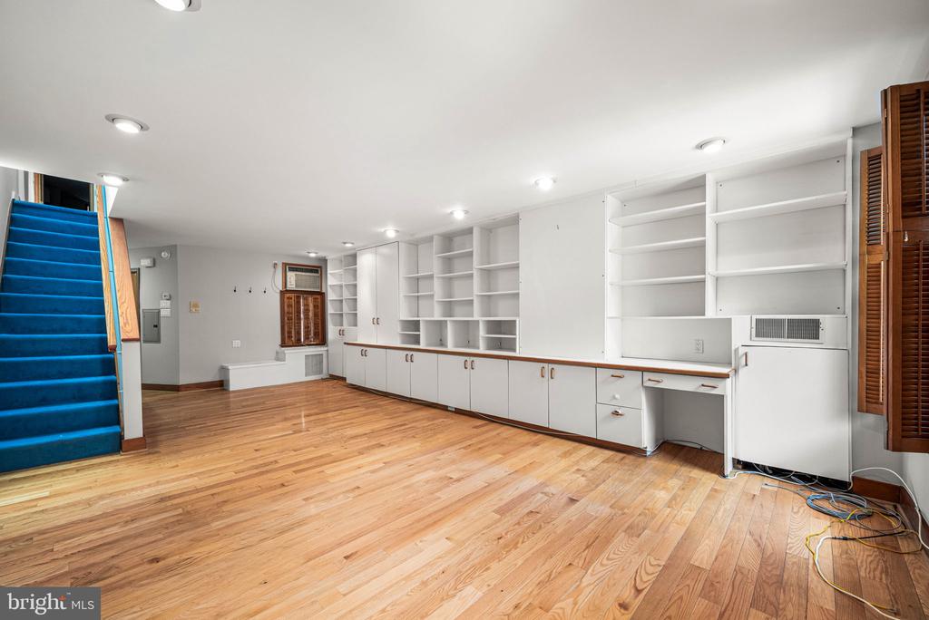 241 S 23RD STREET Unit: 2ND FLR