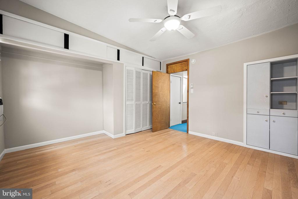 241 S 23RD STREET Unit: 2ND FLR