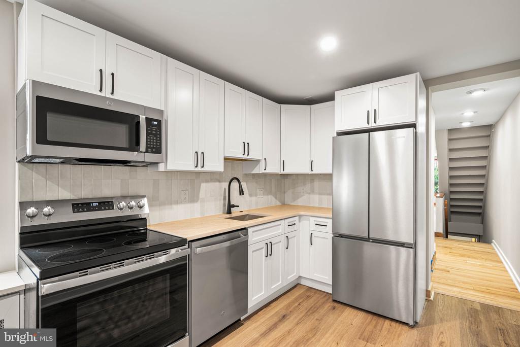 241 S 23RD STREET Unit: 2ND FLR