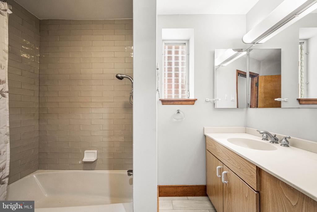 241 S 23RD STREET Unit: 2ND FLR