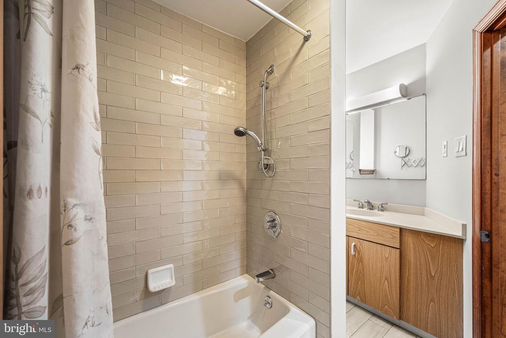 241 S 23RD STREET Unit: 2ND FLR