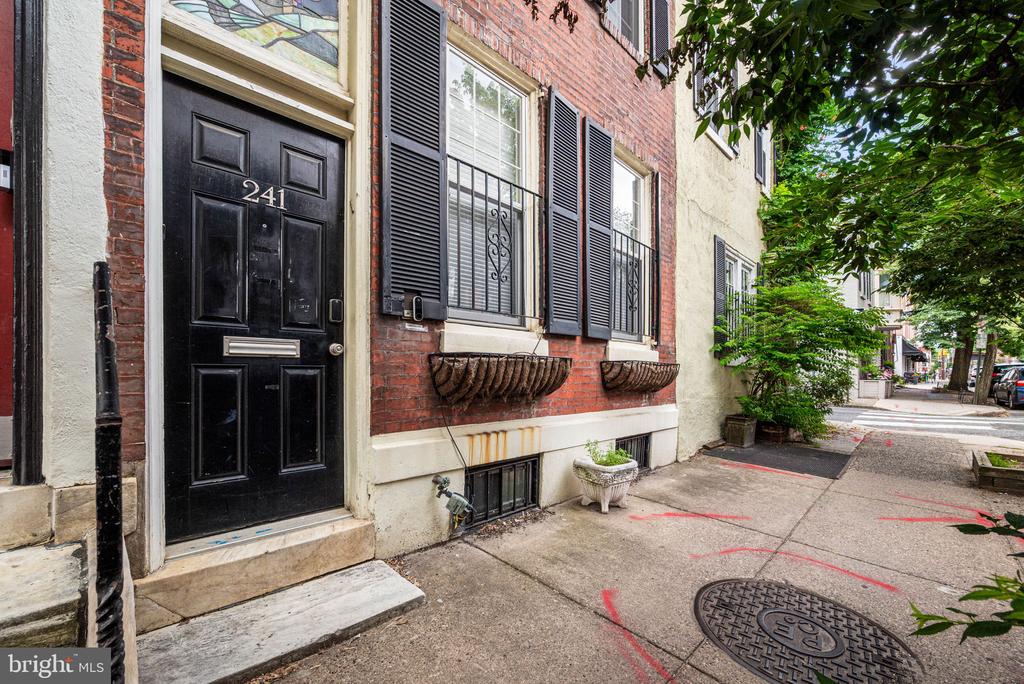 241 S 23RD STREET Unit: 2ND FLR