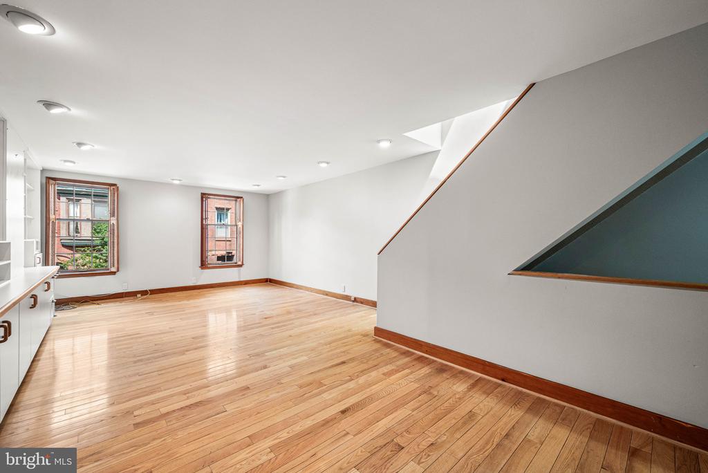 241 S 23RD STREET Unit: 2ND FLR