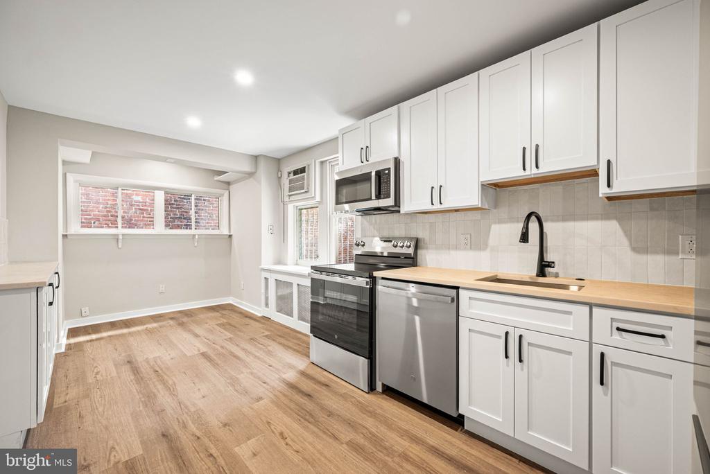 241 S 23RD STREET Unit: 2ND FLR