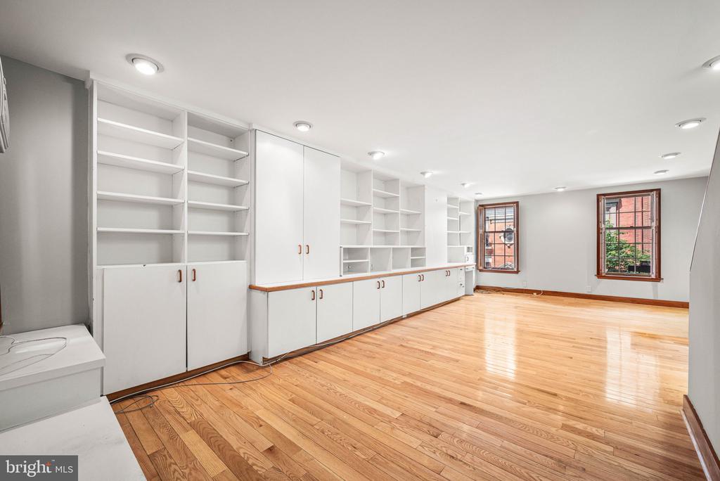 241 S 23RD STREET Unit: 2ND FLR