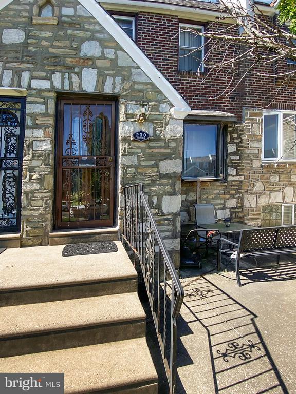 230 E FARISTON DRIVE