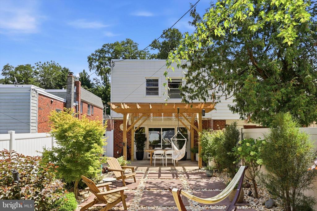 557 LIVEZEY STREET