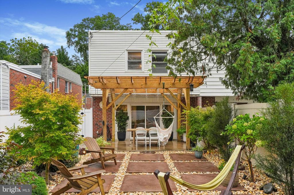 557 LIVEZEY STREET