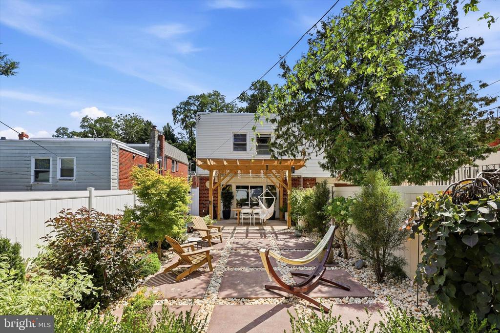 557 LIVEZEY STREET