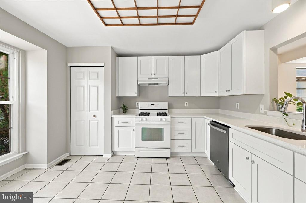 7923-31 RIDGE AVENUE Unit: 27
