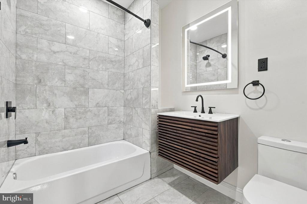 856 PERKIOMEN STREET Unit: 856