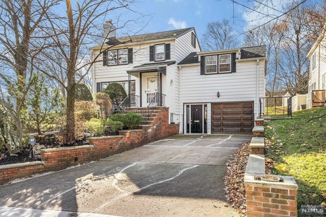 8 Fairway Avenue