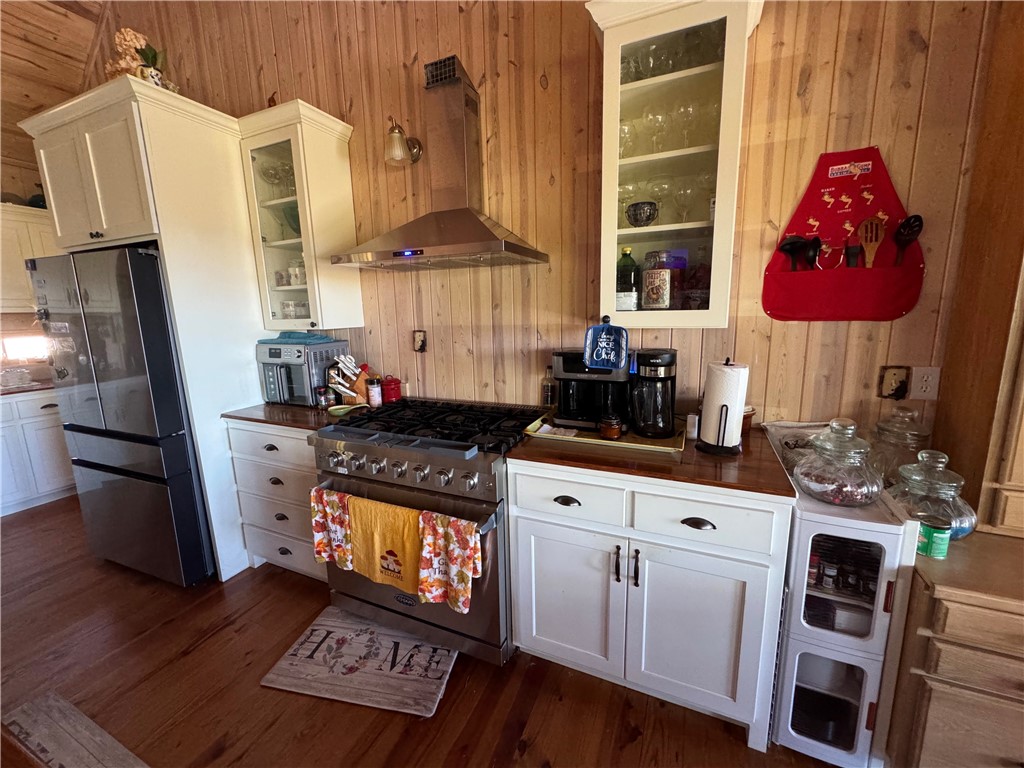 284 River Road