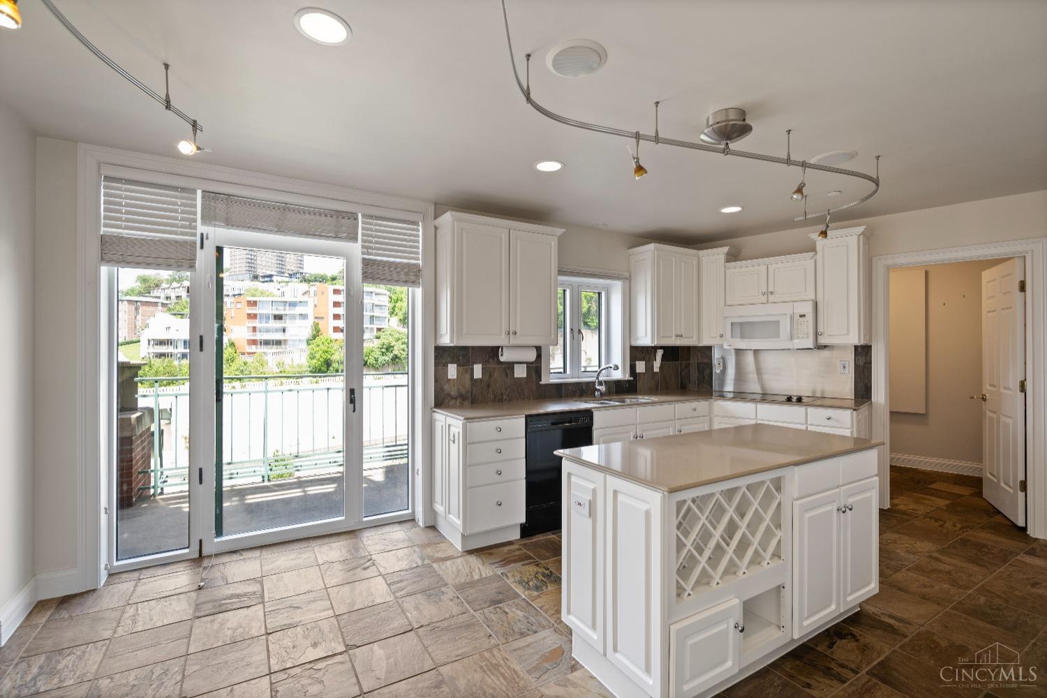 900 Adams Crossing 10400