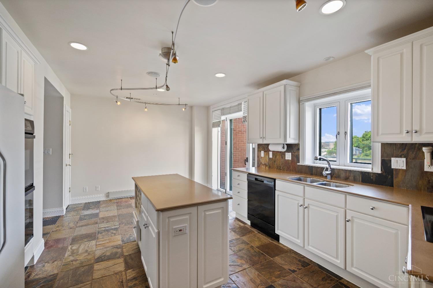 900 Adams Crossing 10400