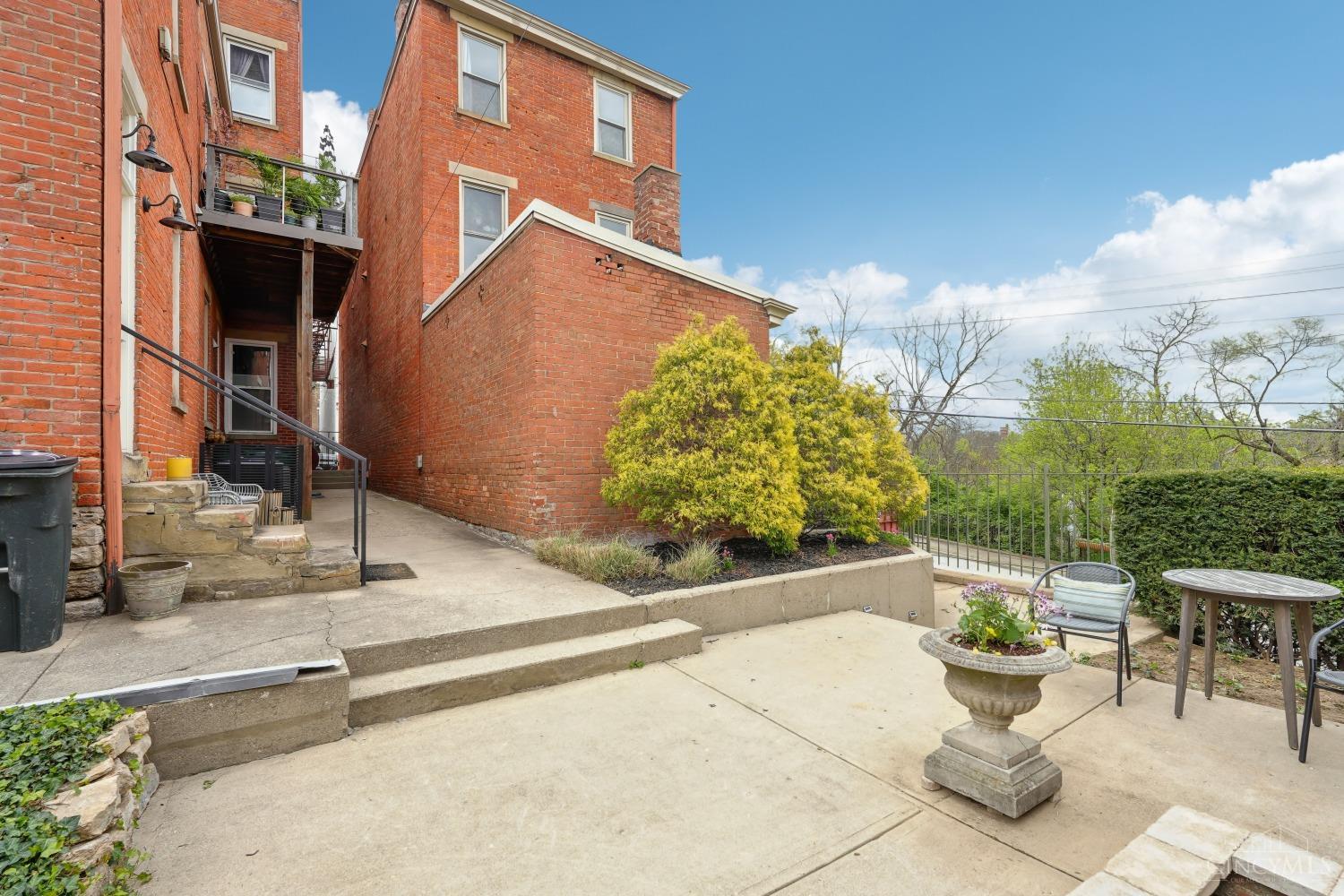 561 Milton Street E