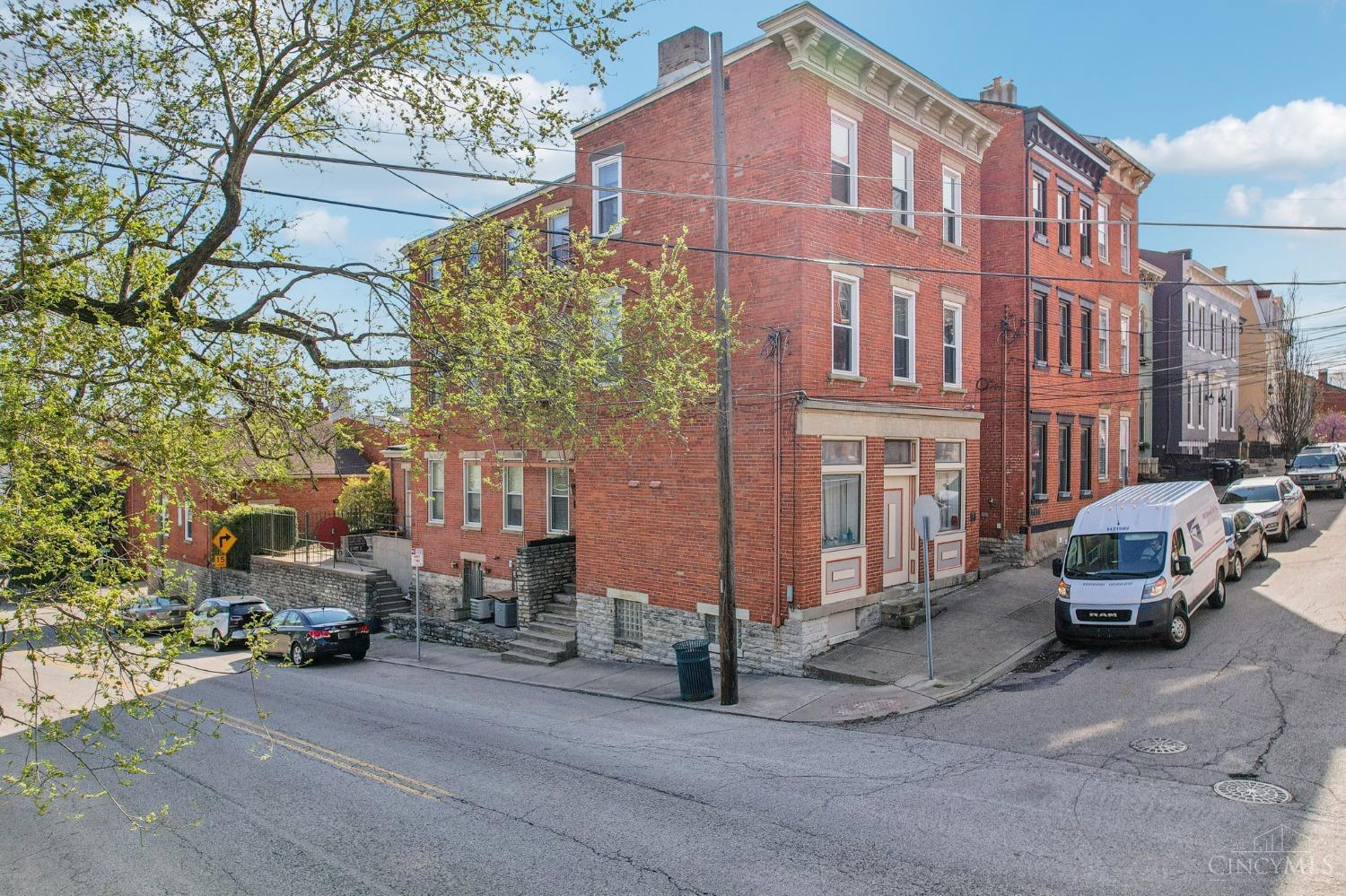 561 Milton Street E