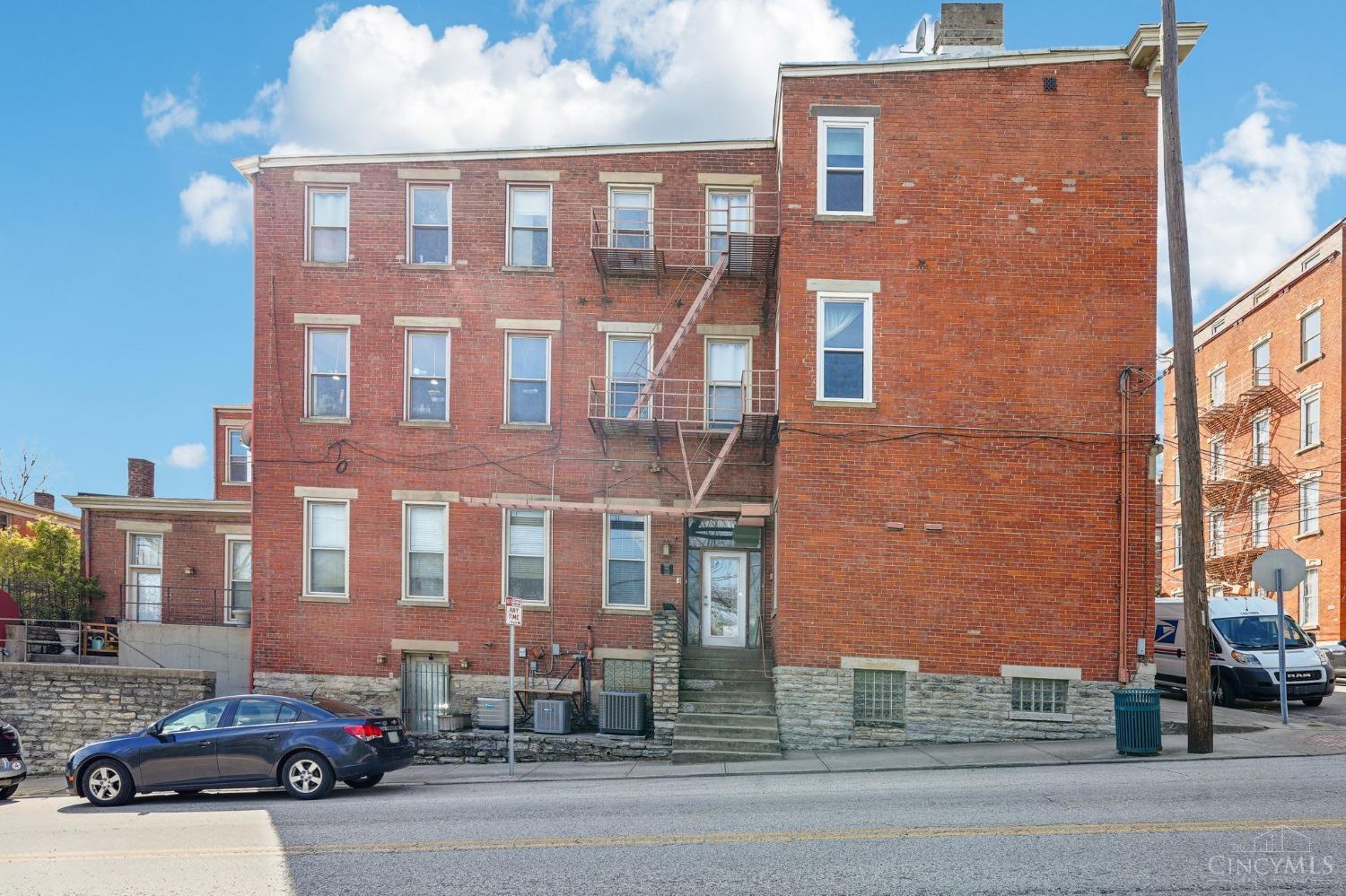 561 Milton Street E