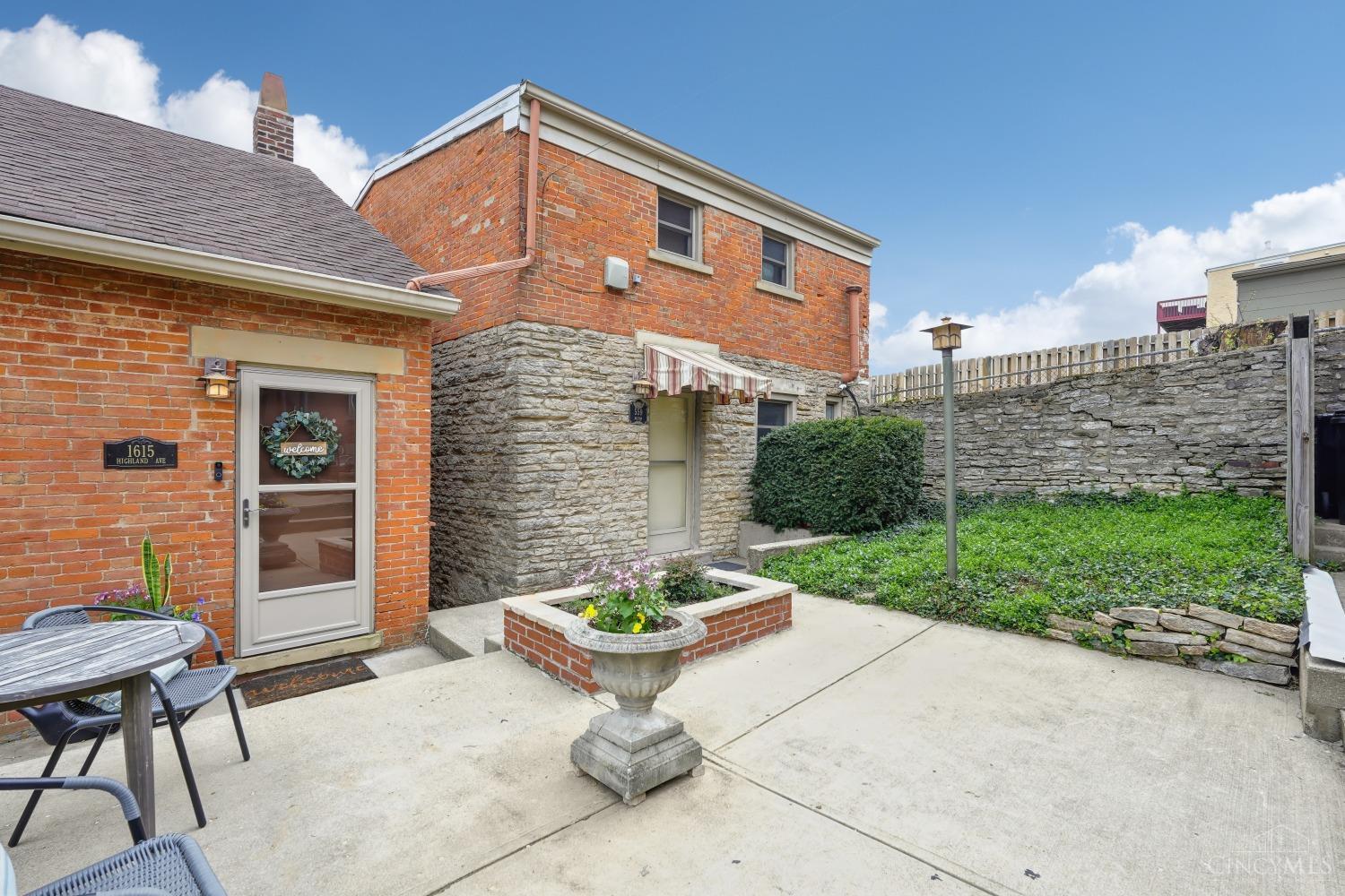 561 Milton Street E